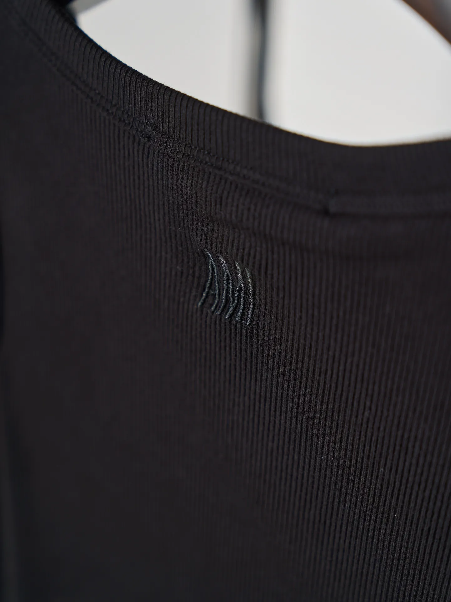 [Real object hanging] AMI/Ami love letters embroidered elastic vest (women's model) [In Stock] S M L is made of elastic fabric, which can be controlled by any body shape. The elasticity and softness are all online. The Ami letter label design on the chest highlights the brand style. The texture is amazing. The workmanship is smooth and delicate, and the details are processed perfectly.